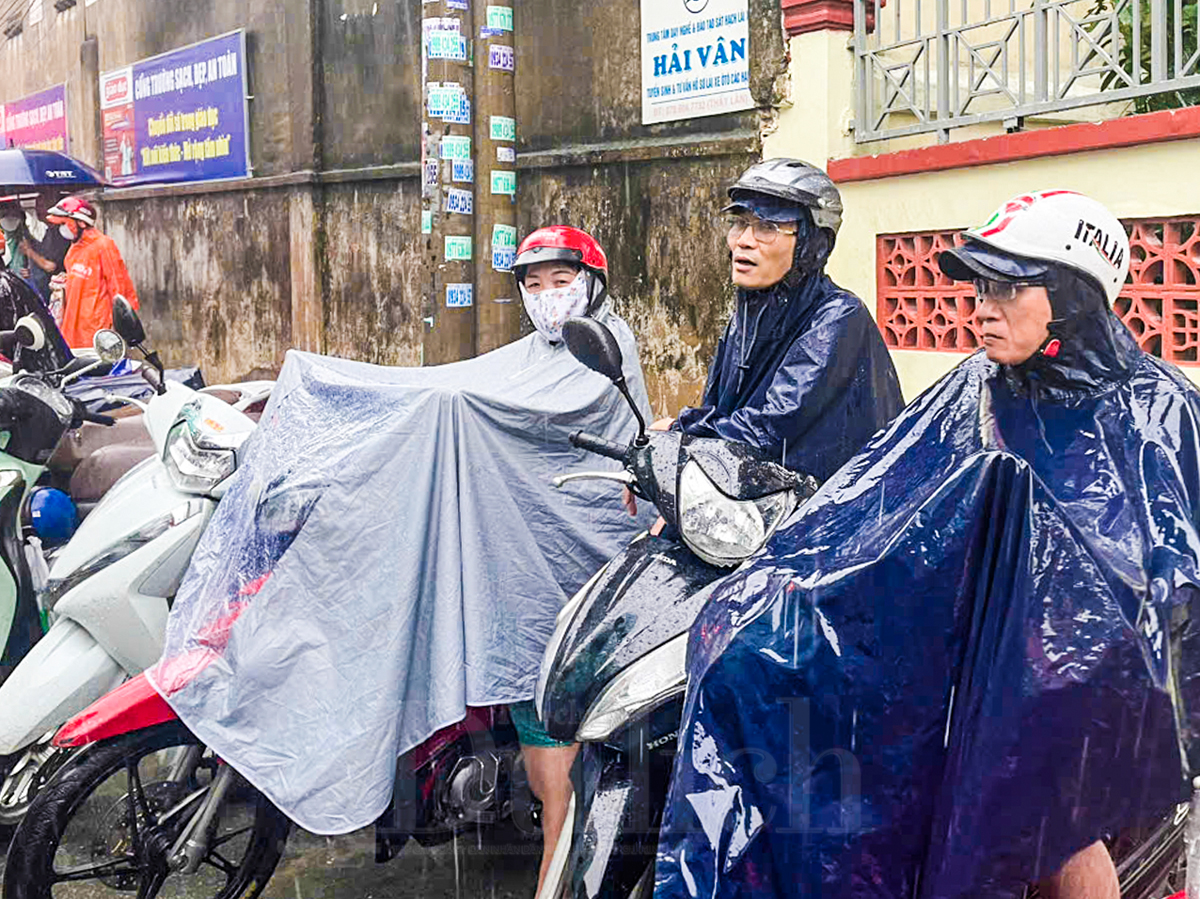 Ấm áp tình cha mẹ đội mưa đưa con đi thi - 9
