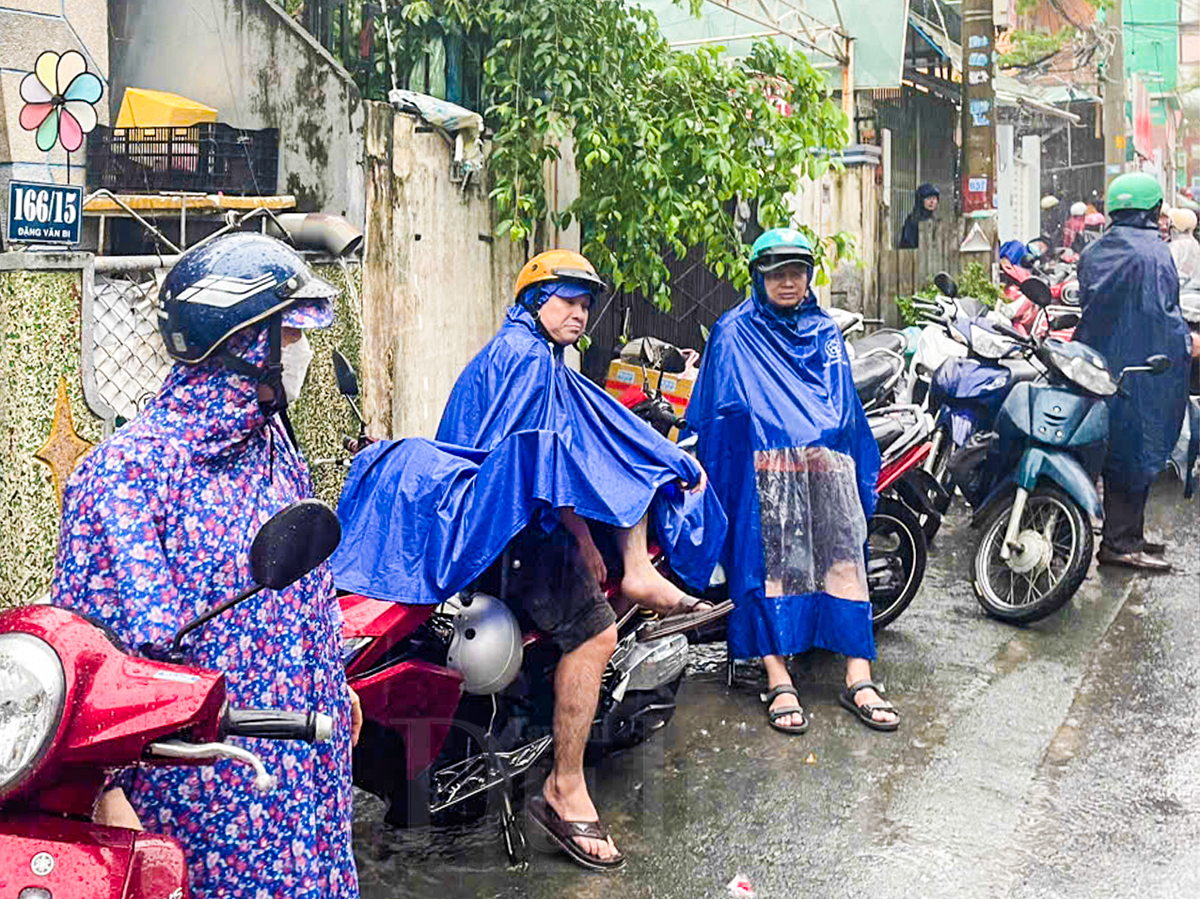 Ấm áp tình cha mẹ đội mưa đưa con đi thi - 12