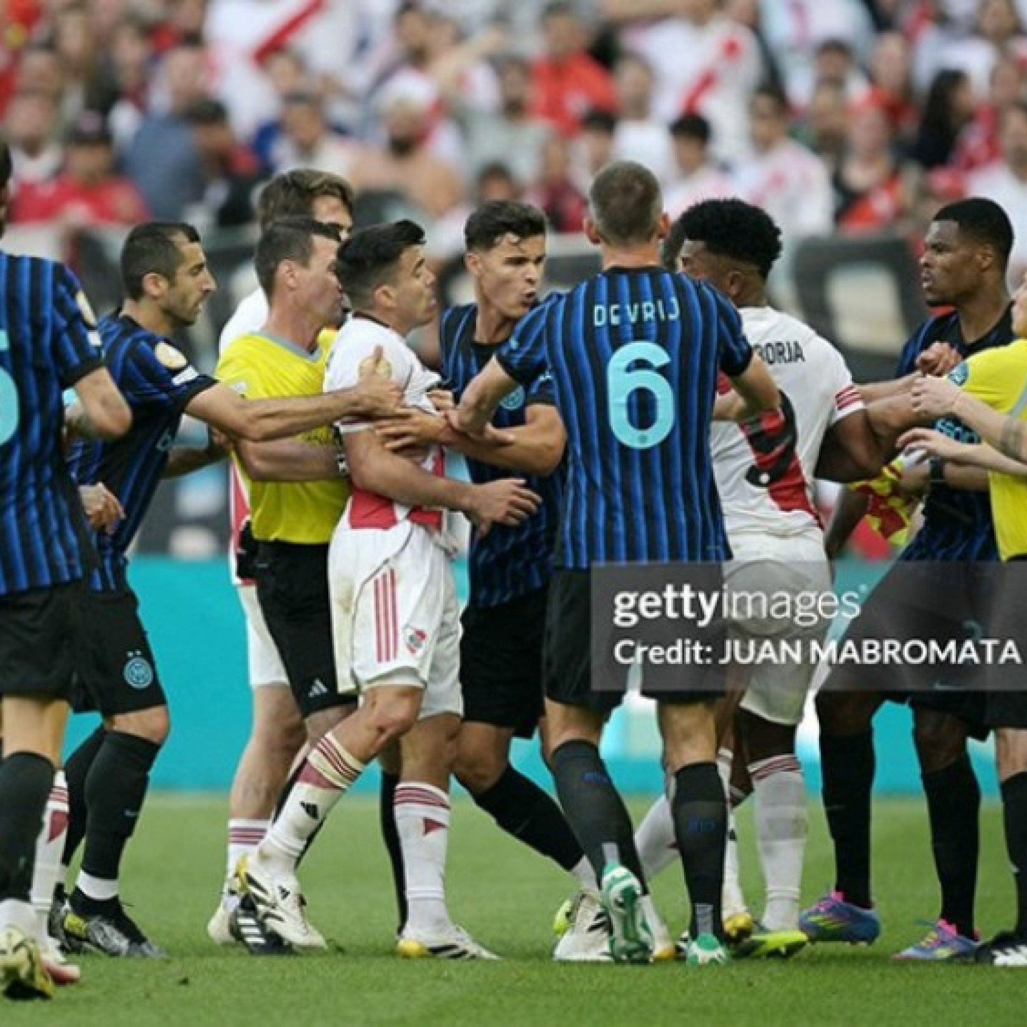  - Inter đấu River Plate hóa võ đài: Fan ném vật thể lạ, Dumfries tháo chạy