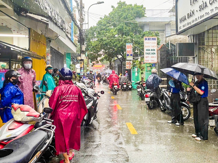 Ấm áp tình cha mẹ đội mưa đưa con đi thi - 14