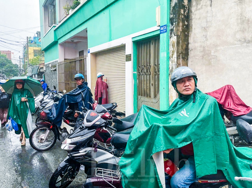 Ấm áp tình cha mẹ đội mưa đưa con đi thi - 13