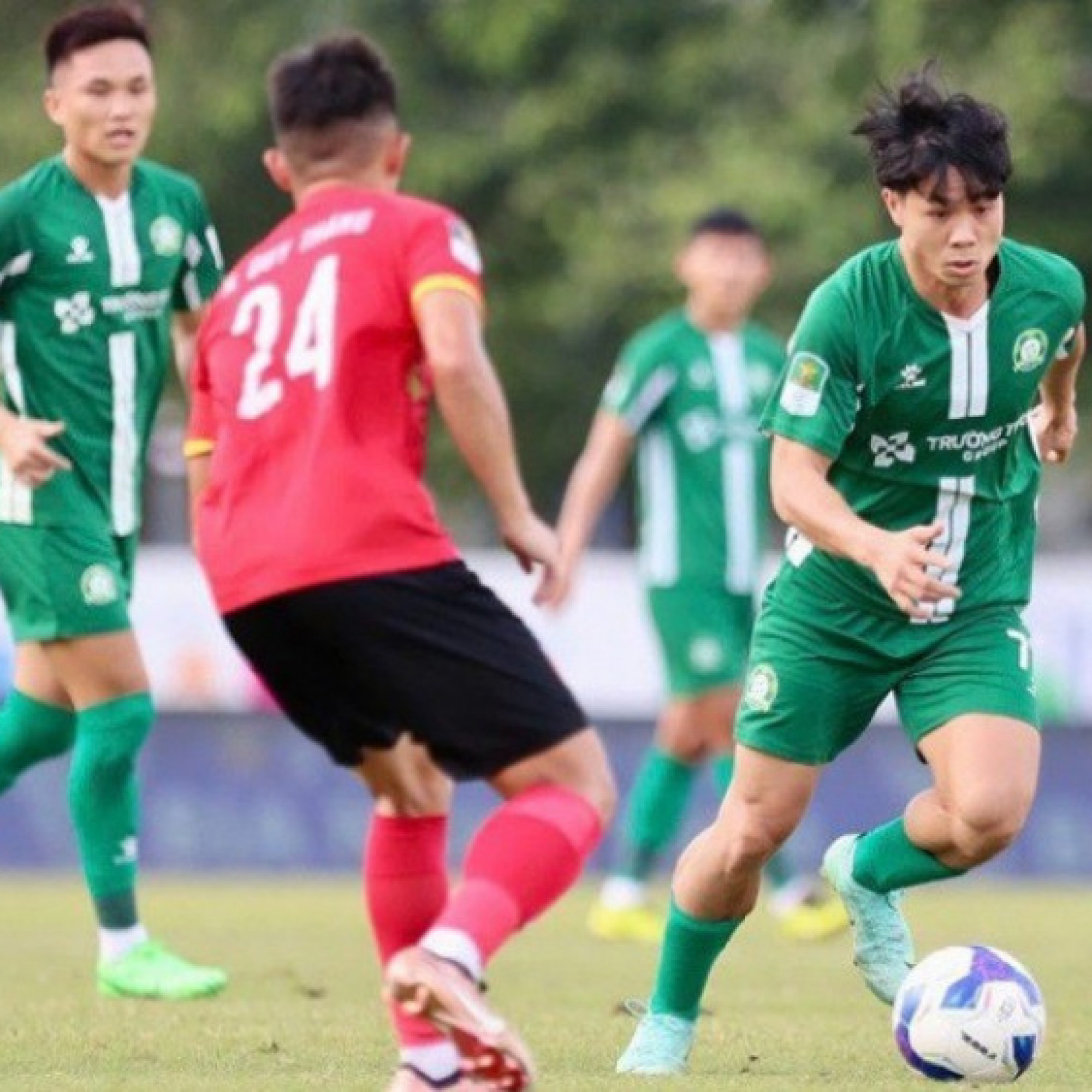  - Nảy lửa đại chiến playoff V-League: Công Phượng thử tài Bùi Tiến Dũng