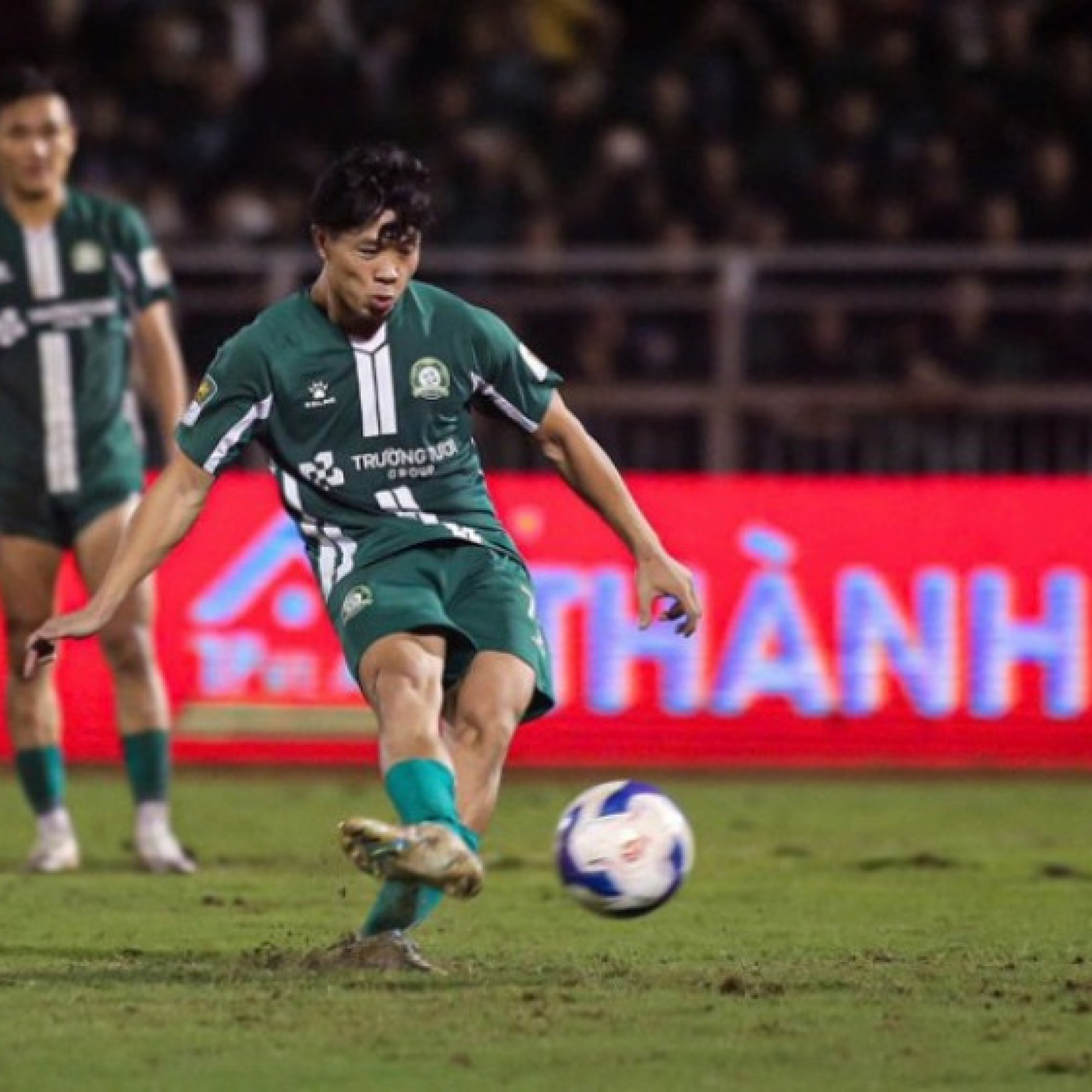  - Công Phượng đấu trí Bùi Tiến Dũng trên chấm 11m, nỗi buồn cho "Messi Việt Nam"