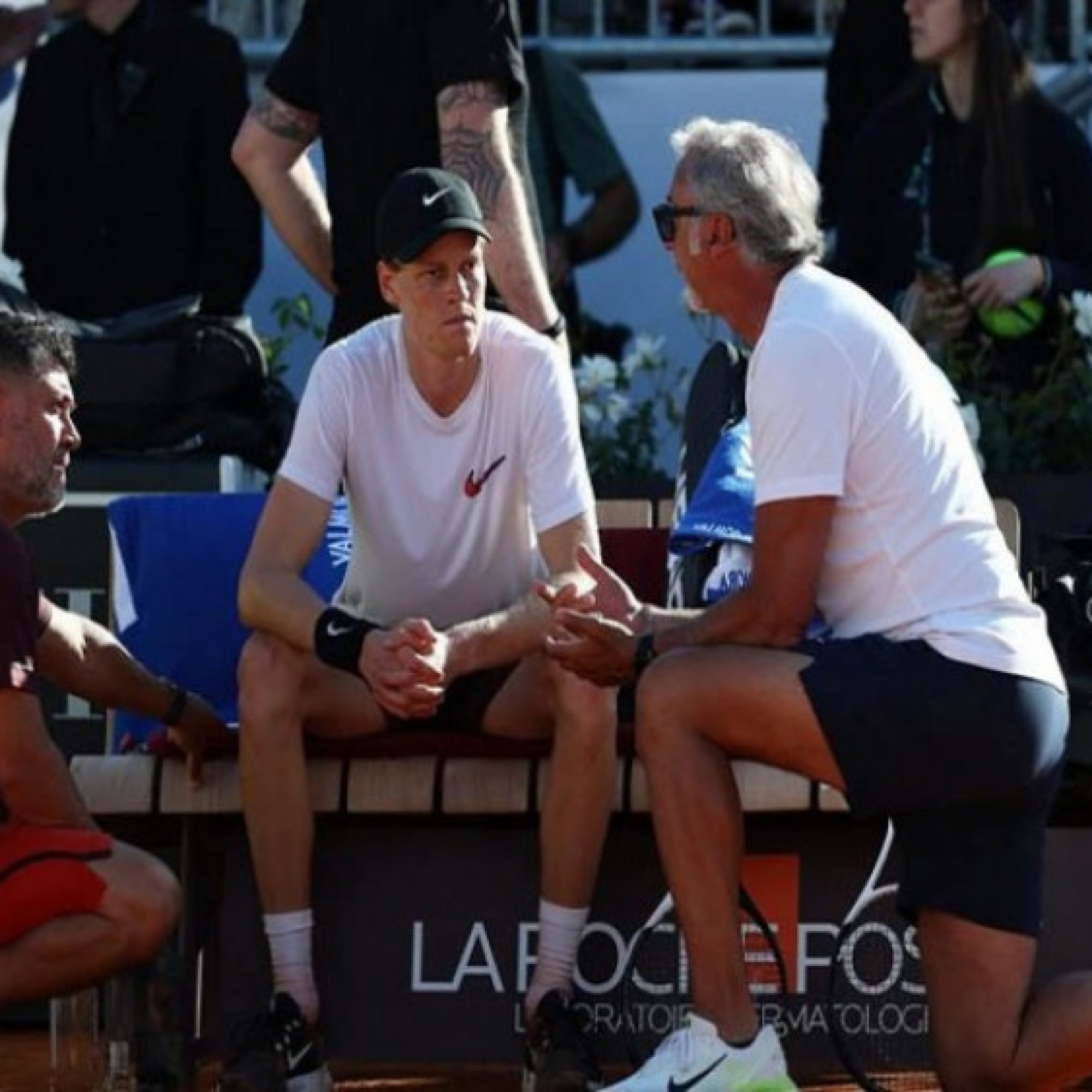  - Jannik Sinner "có biến lớn" trước thềm Wimbledon, giới mộ điệu hoang mang
