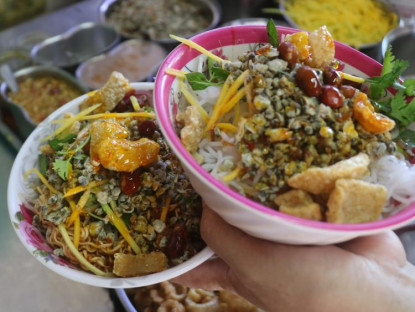  - Cơm hến, bún hến làm say lòng thực khách