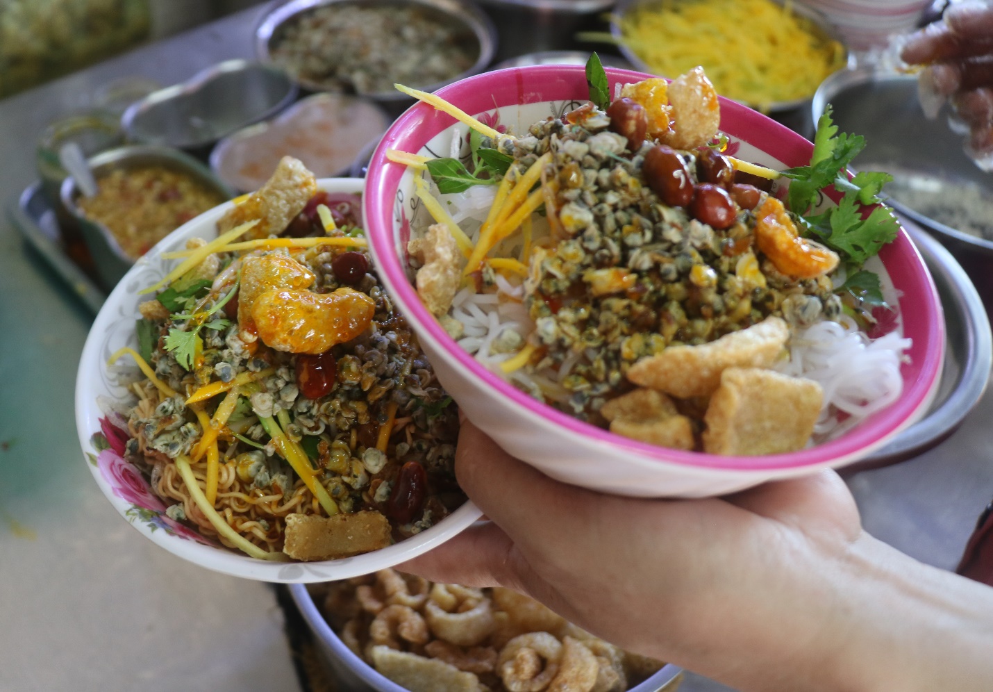 Cơm hến, bún hến làm say lòng thực khách - 1