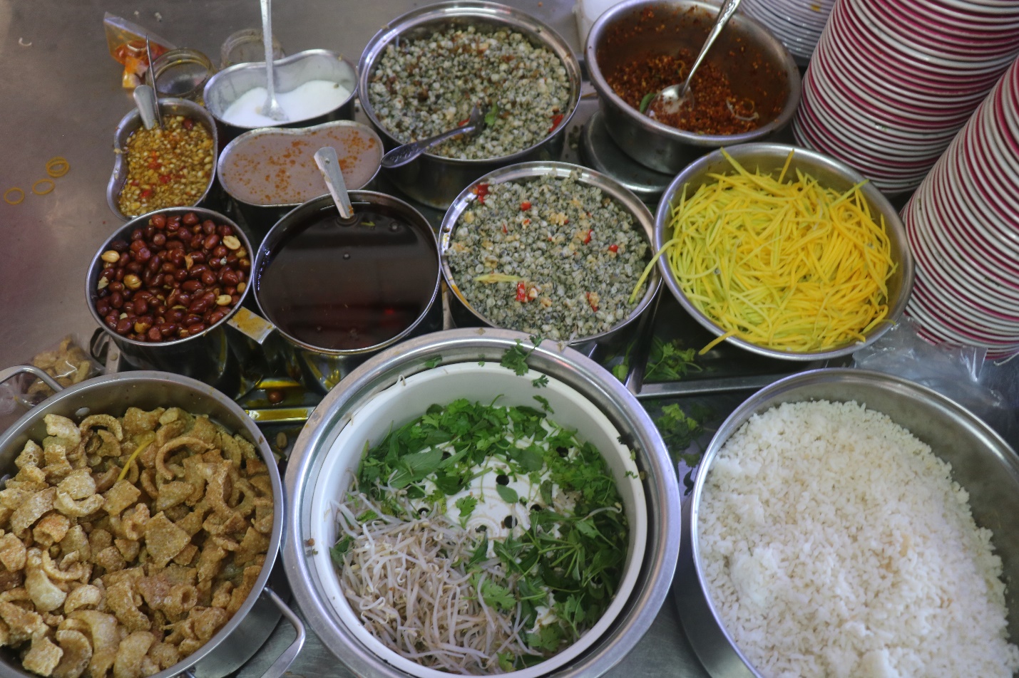 Cơm hến, bún hến làm say lòng thực khách - 4