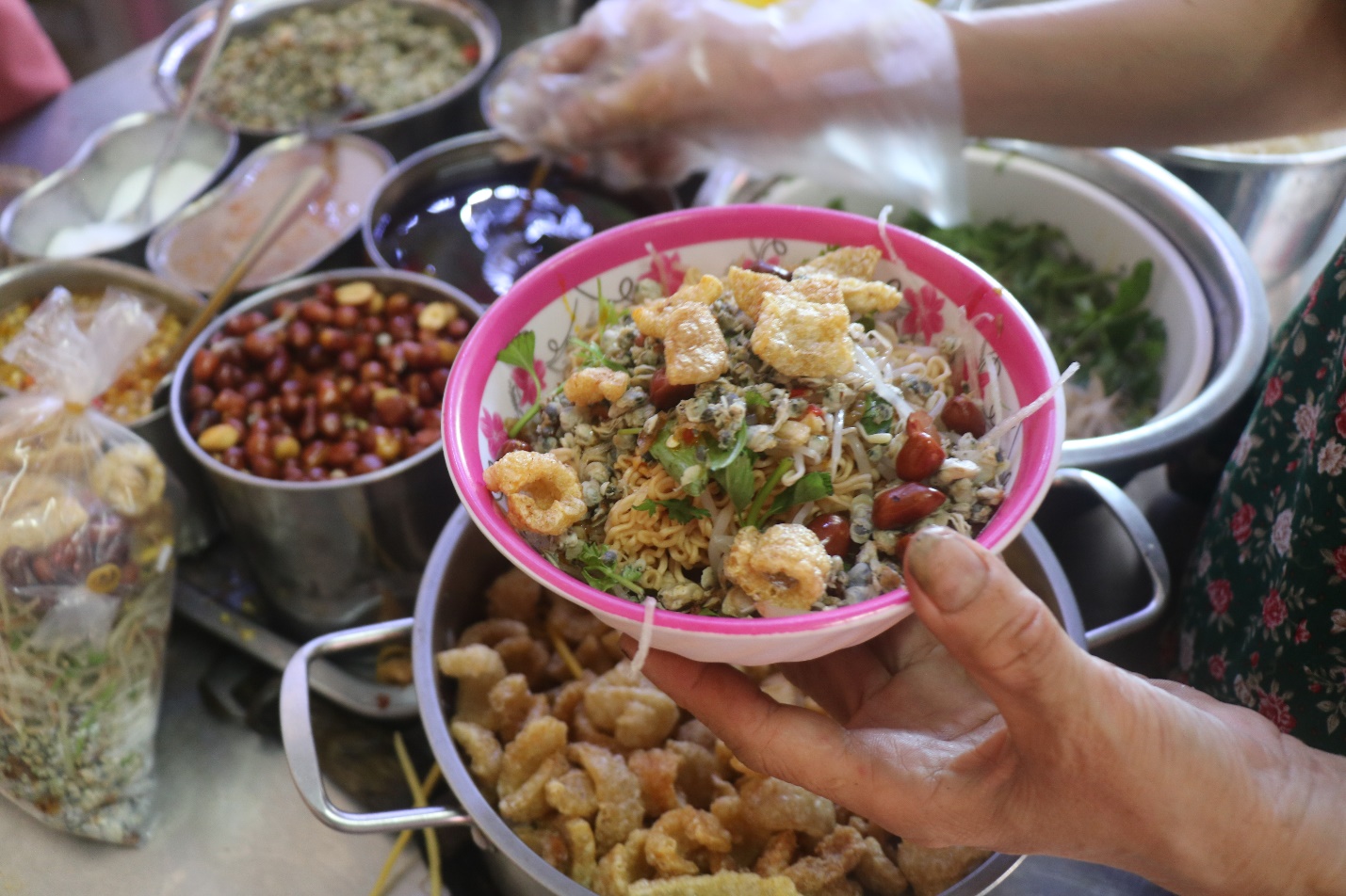 Cơm hến, bún hến làm say lòng thực khách - 8