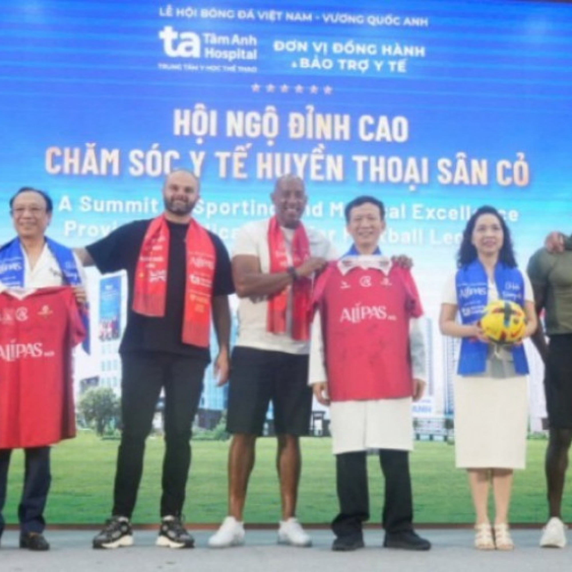  - Fan vỡ òa đón huyền thoại Manchester Reds, Michael Owen bất ngờ với điều đặc biệt tại BV Tâm Anh