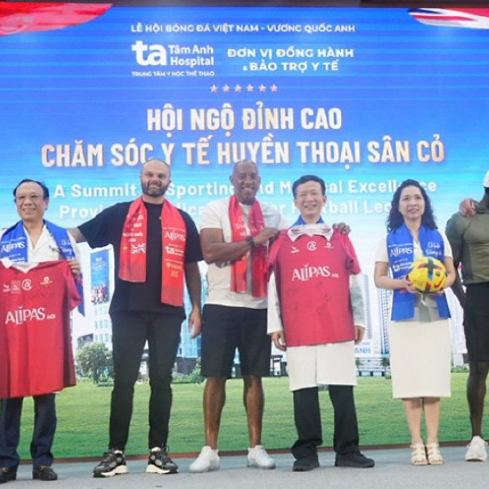  - Fan vỡ òa đón huyền thoại Manchester Reds, Michael Owen ấn tượng mạnh với dịch vụ y tế đẳng cấp của BV Tâm Anh