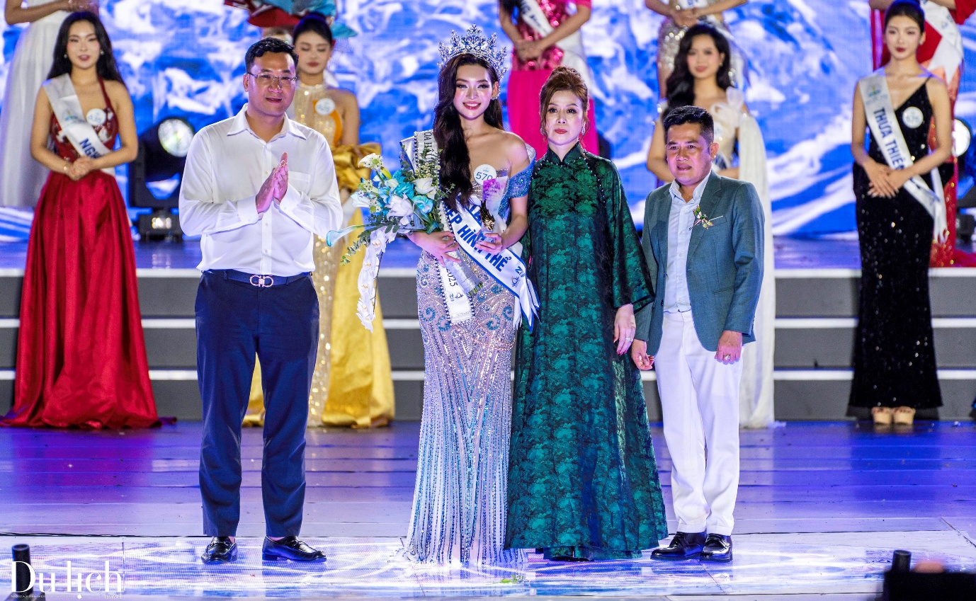 ngam nhin nhan sac tan hoa hau bien viet nam toan cau 2025 - 8