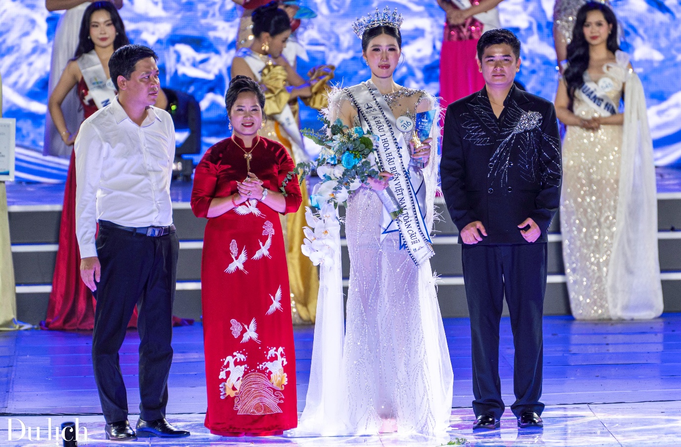 ngam nhin nhan sac tan hoa hau bien viet nam toan cau 2025 - 10