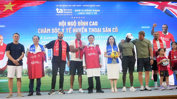 Fan vỡ òa đón huyền thoại Manchester Reds, Michael Owen ấn tượng mạnh với dịch vụ y tế đẳng cấp của BV Tâm Anh - 1
