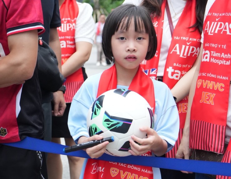 Fan vỡ òa đón huyền thoại Manchester Reds, Michael Owen ấn tượng mạnh với dịch vụ y tế đẳng cấp của BV Tâm Anh - 7