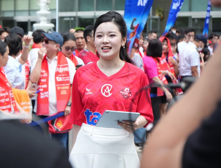 Fan vỡ òa đón huyền thoại Manchester Reds, Michael Owen ấn tượng mạnh với dịch vụ y tế đẳng cấp của BV Tâm Anh - 10