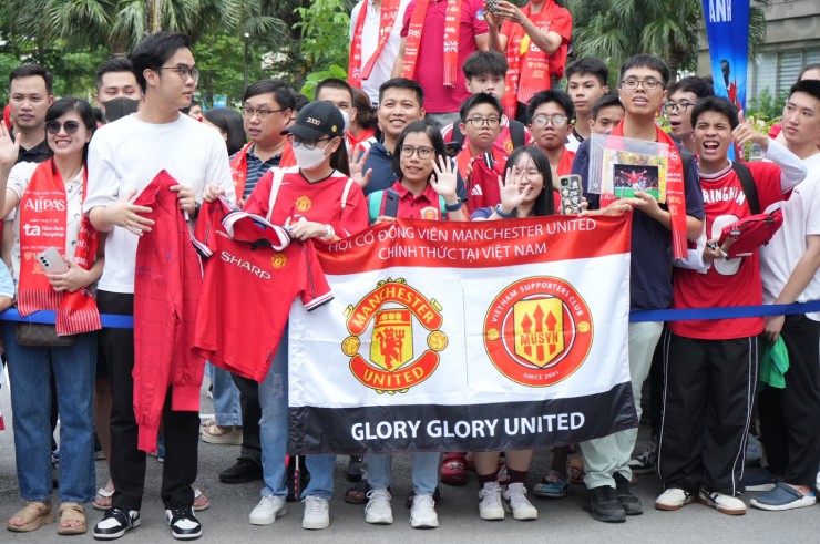 Fan vỡ òa đón huyền thoại Manchester Reds, Michael Owen ấn tượng mạnh với dịch vụ y tế đẳng cấp của BV Tâm Anh - 8