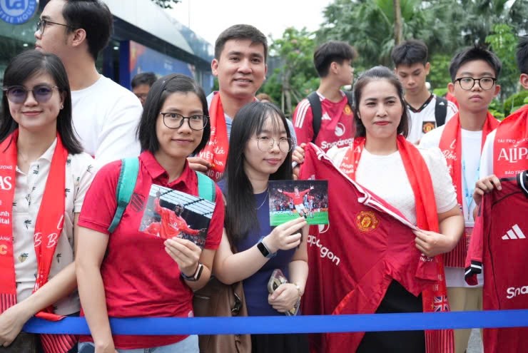 Fan vỡ òa đón huyền thoại Manchester Reds, Michael Owen ấn tượng mạnh với dịch vụ y tế đẳng cấp của BV Tâm Anh - 2