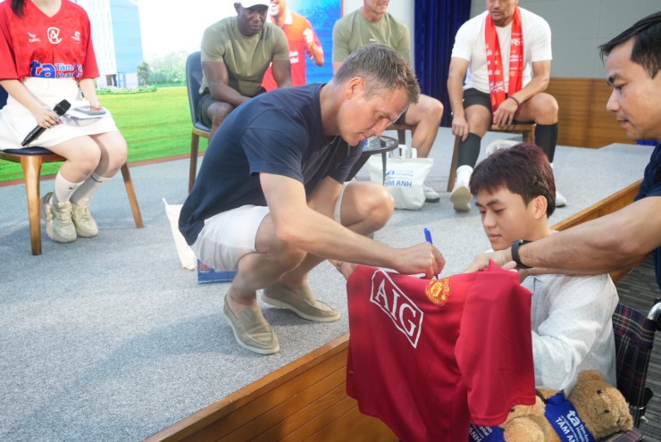 Fan vỡ òa đón huyền thoại Manchester Reds, Michael Owen ấn tượng mạnh với dịch vụ y tế đẳng cấp của BV Tâm Anh - 5