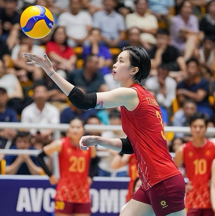 Người đẹp bóng chuyền Phạm Kim Huệ cổ vũ đàn em, Bích Tuyền ghi điểm ấn tượng - 3