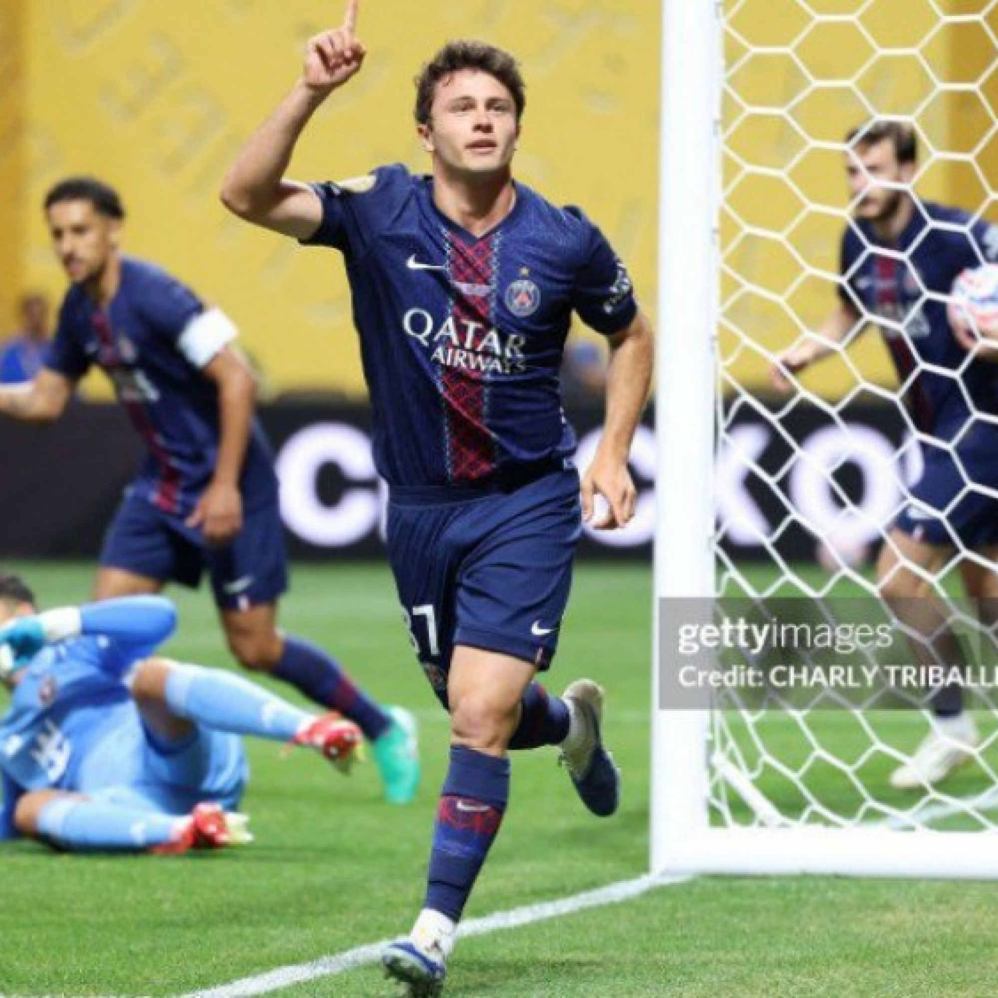  - "Vua Cúp C1" PSG vùi dập đội Messi: 4 bàn hiệp 1, đàn em Ronaldo cú đúp