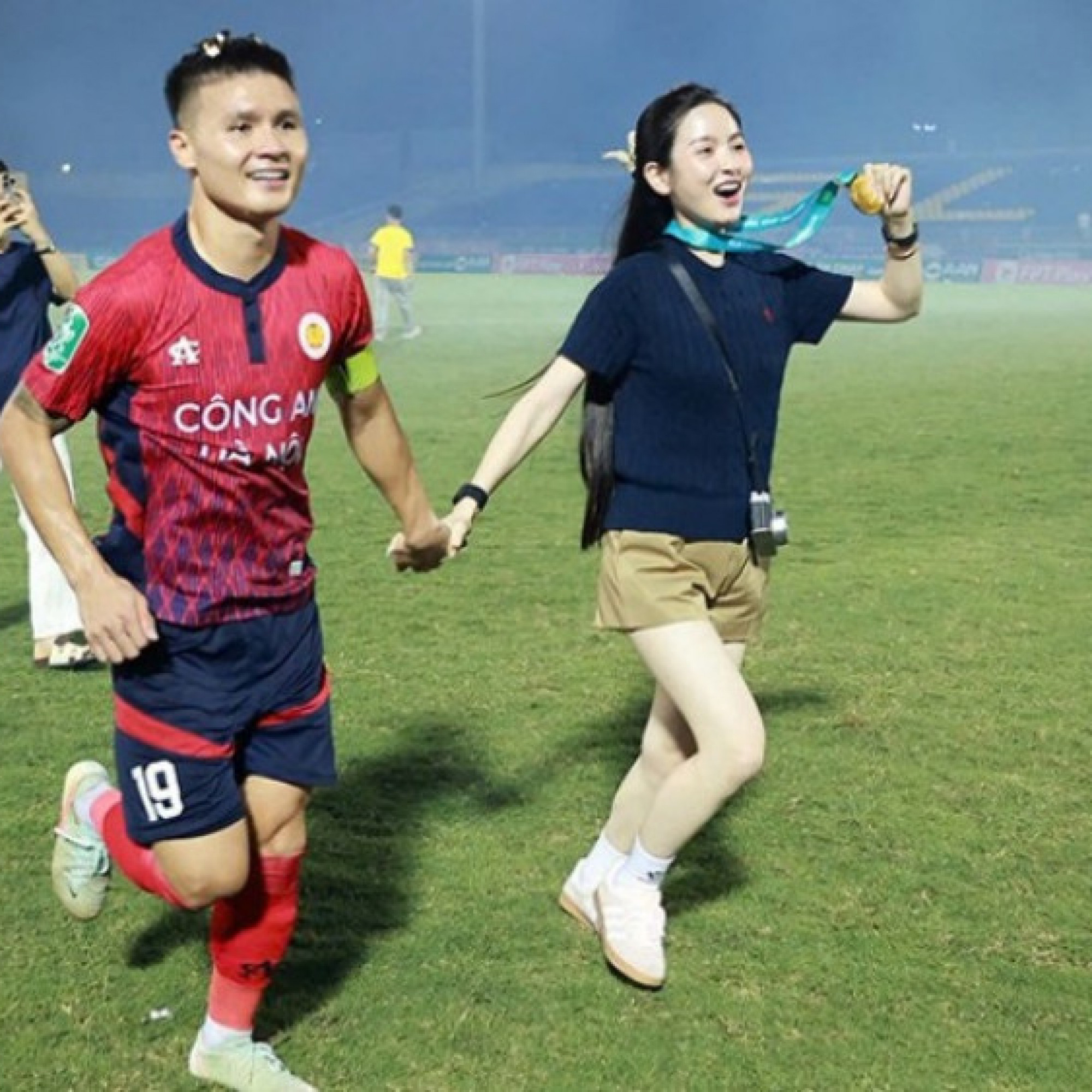  - Quang Hải ăn mừng phấn khích, tặng huy chương cho bà xã Chu Thanh Huyền