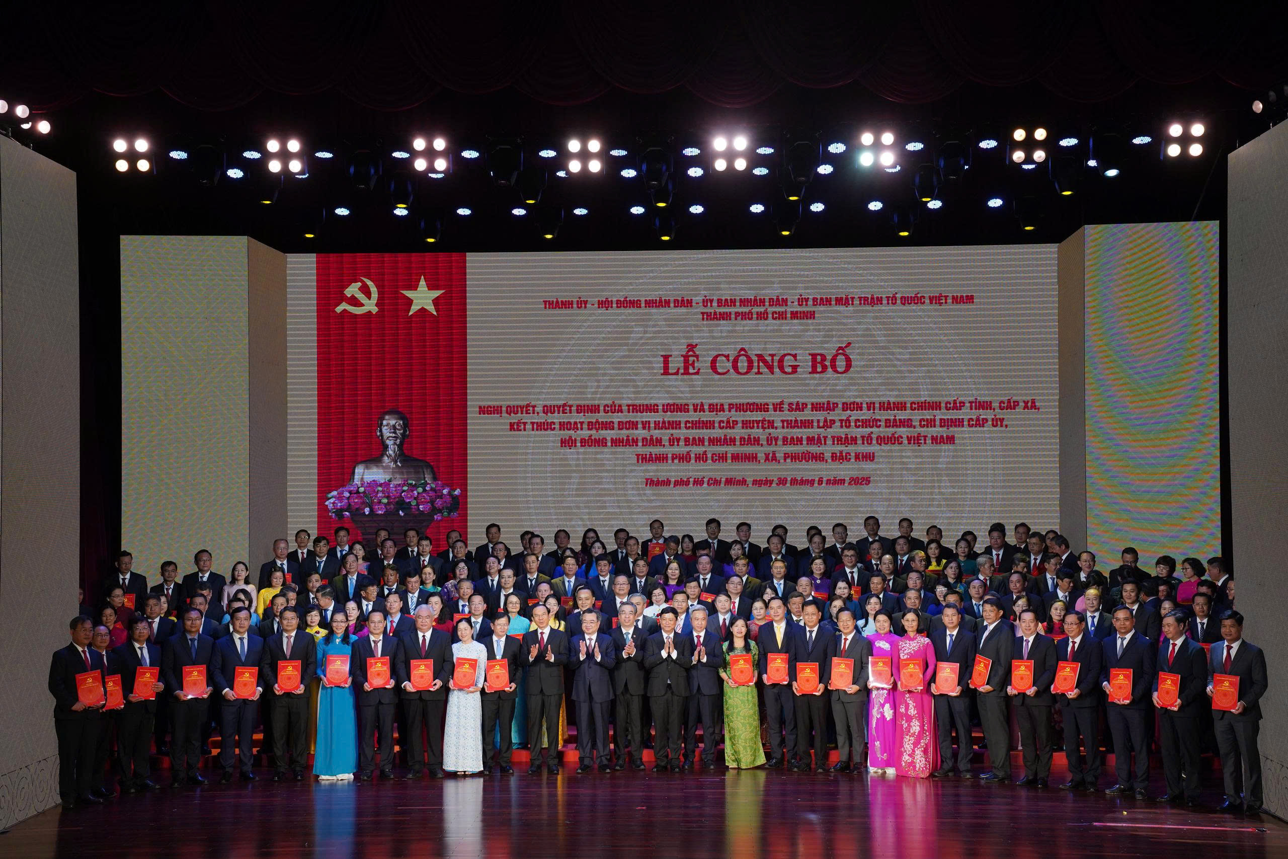 168 Bí thư phường, xã, đặc khu TP.HCM chính thức nhận nhiệm vụ - 2