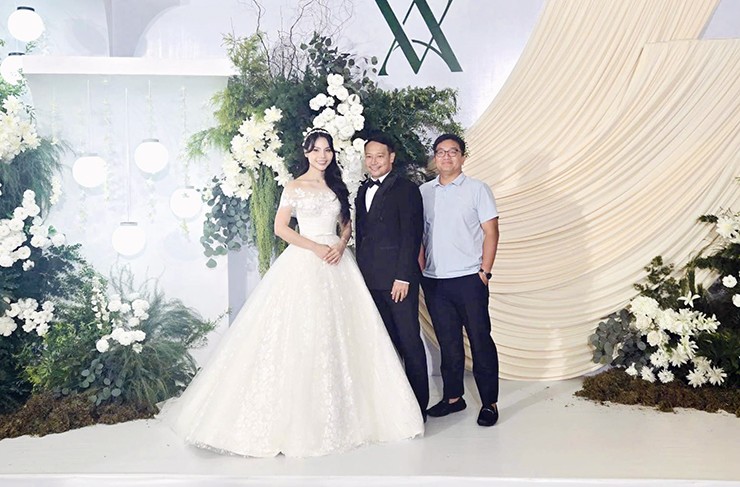 Các HLV V-League có ngày vui nhất đời: Người cưới vợ, U60 cầu hôn bạn gái xinh đẹp - 1