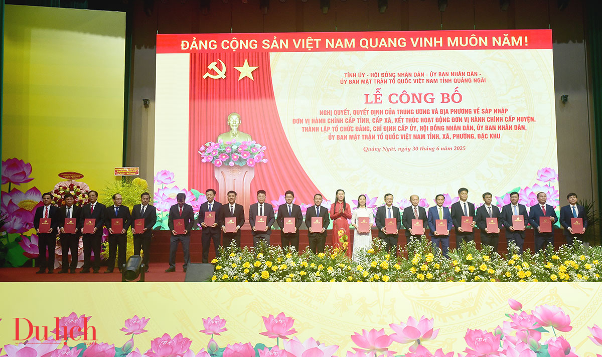 Công bố các quyết định về tổ chức và nhân sự của 96 xã, phường, đặc khu Quảng Ngãi - 1