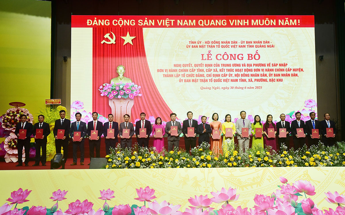 Công bố các quyết định về tổ chức và nhân sự của 96 xã, phường, đặc khu Quảng Ngãi - 2