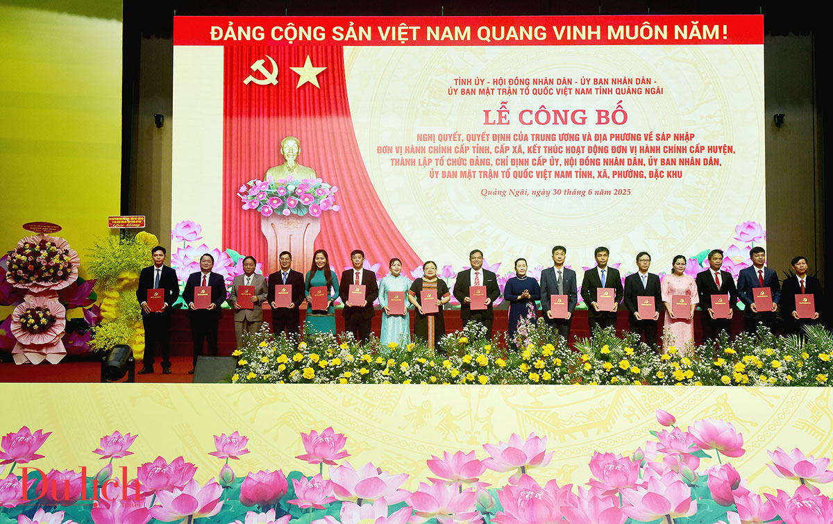 Công bố các quyết định về tổ chức và nhân sự của 96 xã, phường, đặc khu Quảng Ngãi - 3