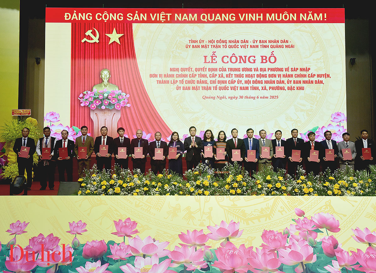 Công bố các quyết định về tổ chức và nhân sự của 96 xã, phường, đặc khu Quảng Ngãi - 4