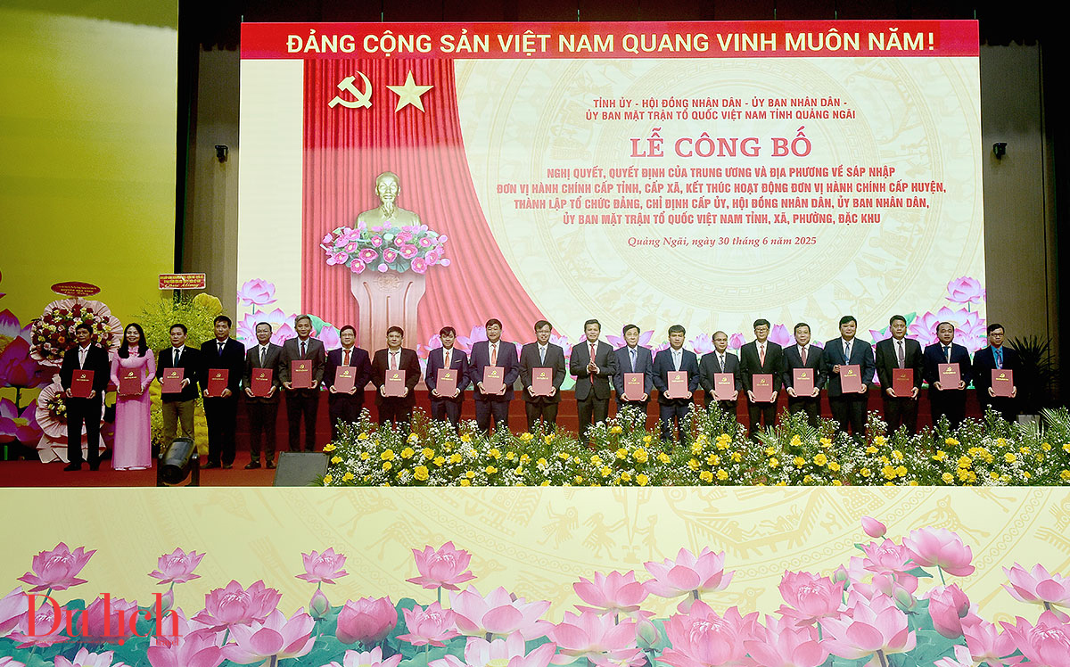 Công bố các quyết định về tổ chức và nhân sự của 96 xã, phường, đặc khu Quảng Ngãi - 5