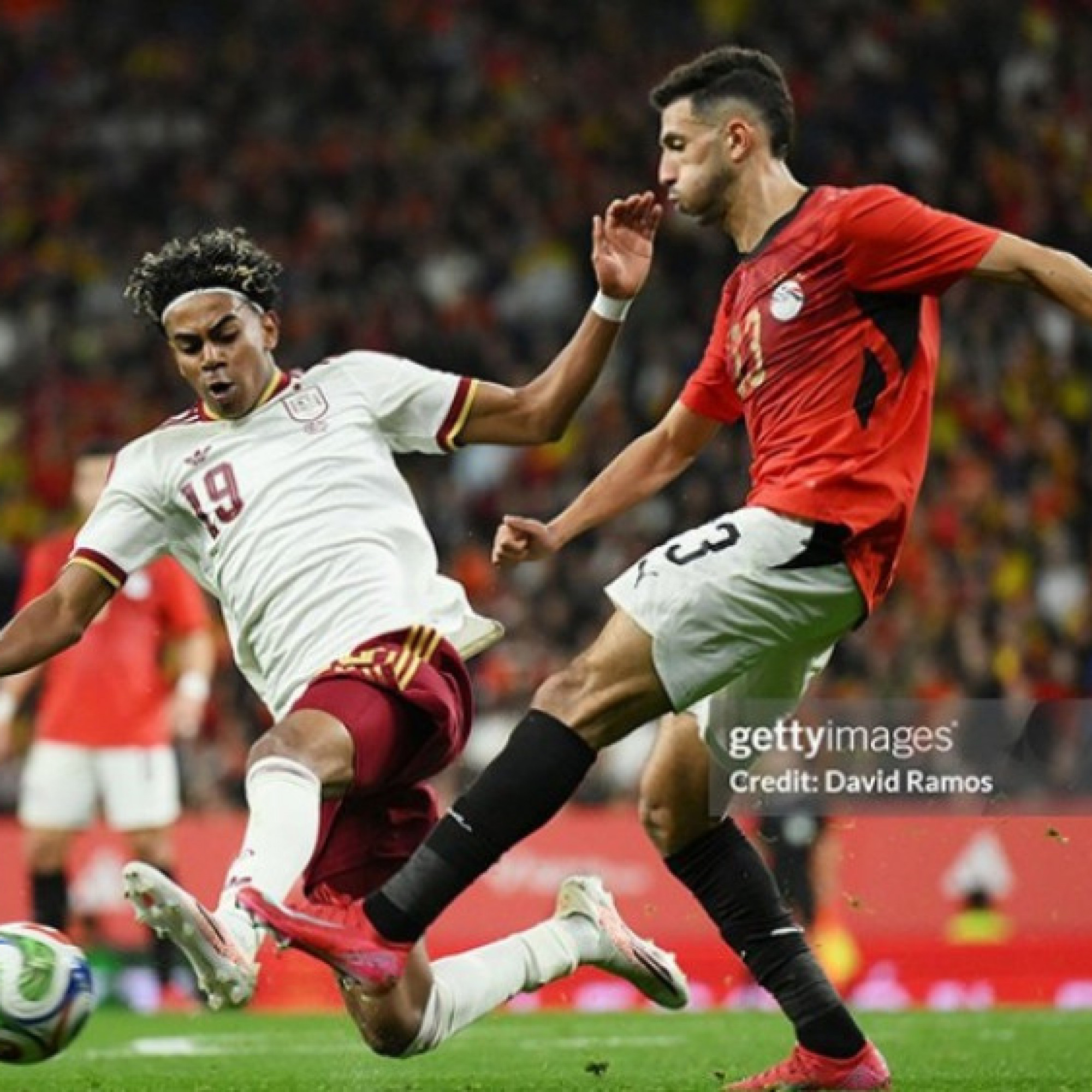  - Video bóng đá Tây Ban Nha - Ai Cập: Thẻ đỏ & xà ngang