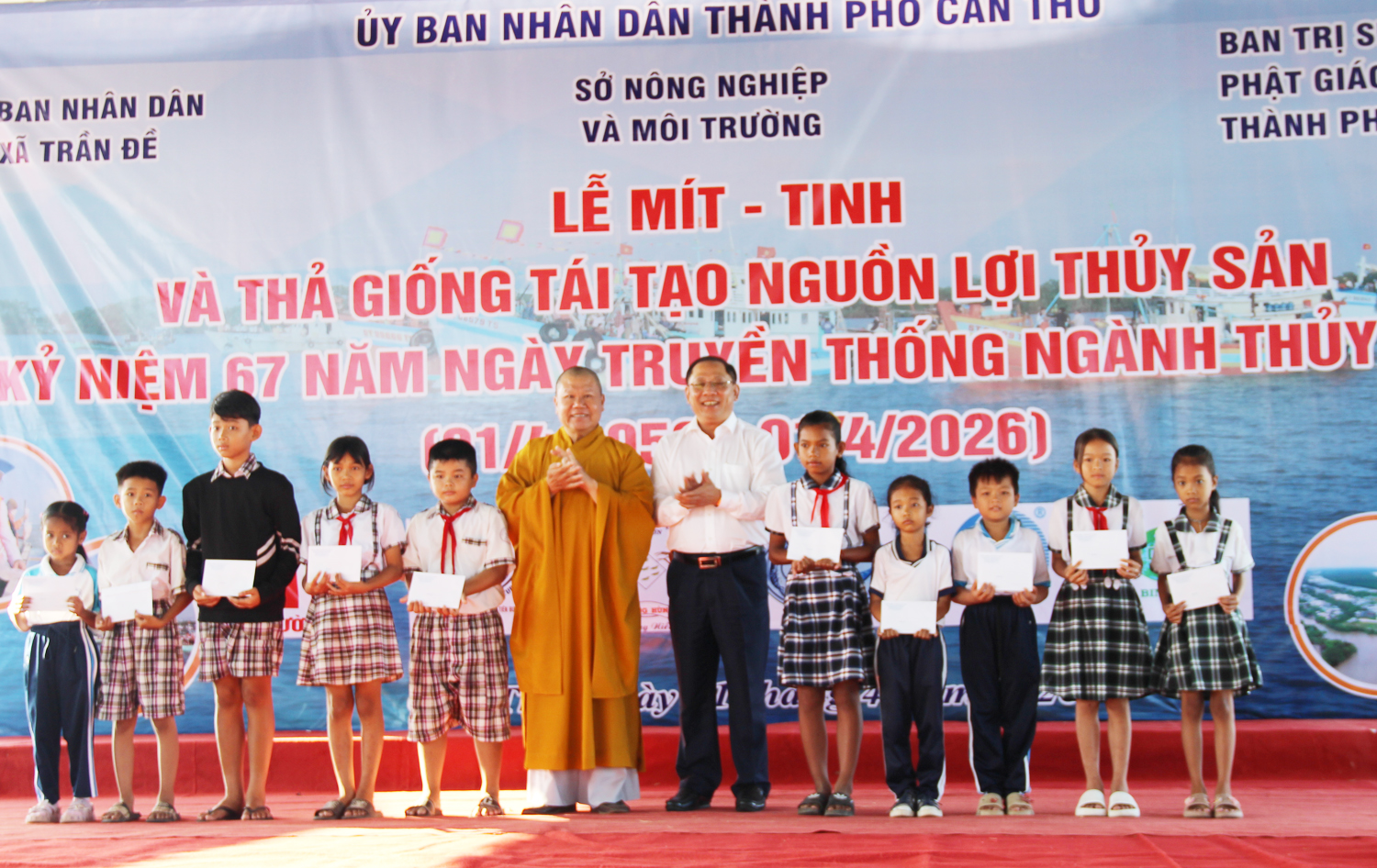 Cần Thơ trao 30 suất học bổng tại lễ mít tinh thả giống tái tạo nguồn lợi thủy sản - 5