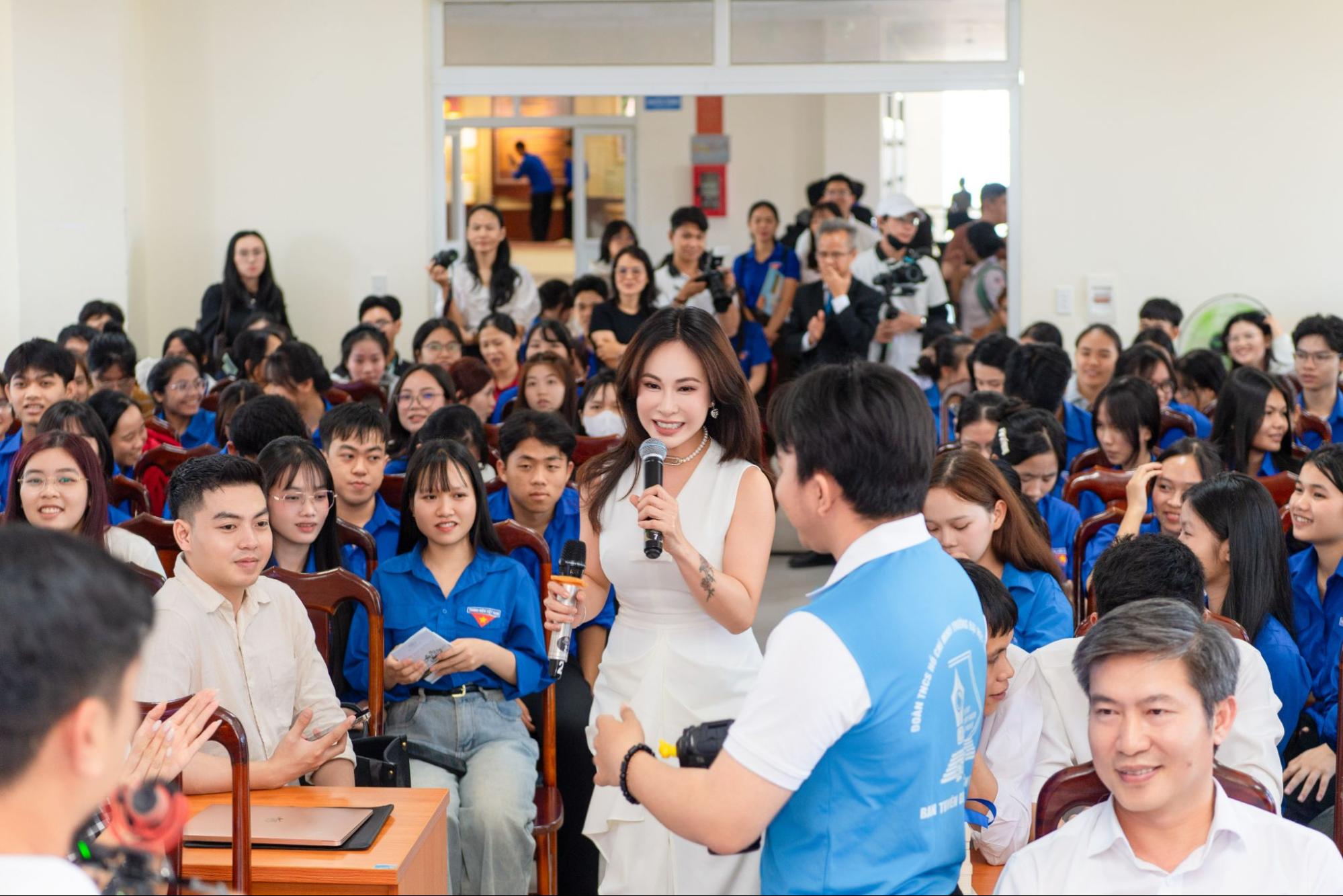 Uyên Linh thắp lửa cảm hứng tại Đại học Tây Nguyên, gửi gắm thông điệp kỷ luật và yêu thương đến sinh viên - 1