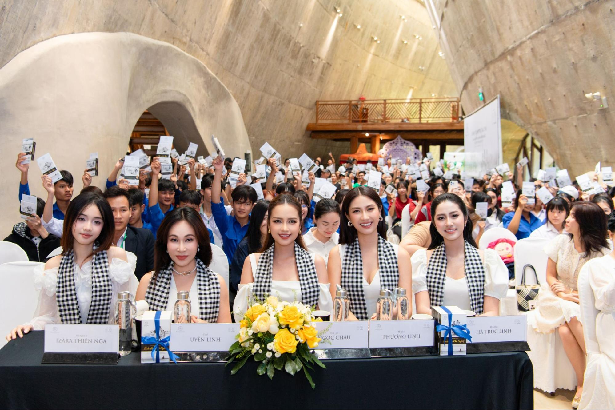 Uyên Linh thắp lửa cảm hứng tại Đại học Tây Nguyên, gửi gắm thông điệp kỷ luật và yêu thương đến sinh viên - 2