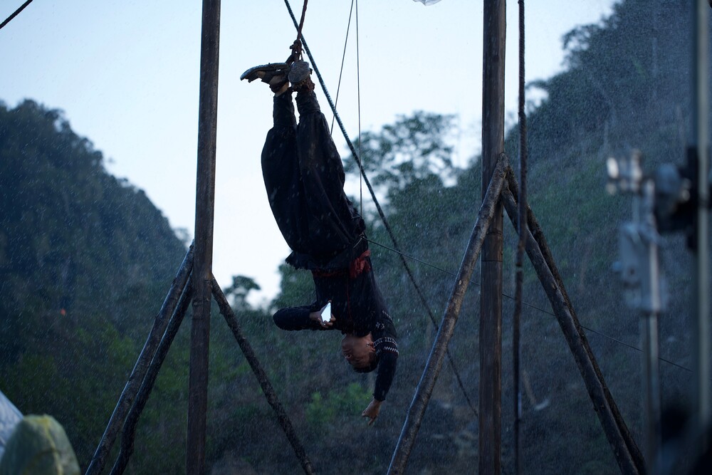 Kiều Minh Tuấn bị treo ngược, NSƯT Hạnh Thuý tụt huyết áp, sao nhí Thái Lan áp lực vì nói tiếng Việt trong phim "Phí Phông" - 1
