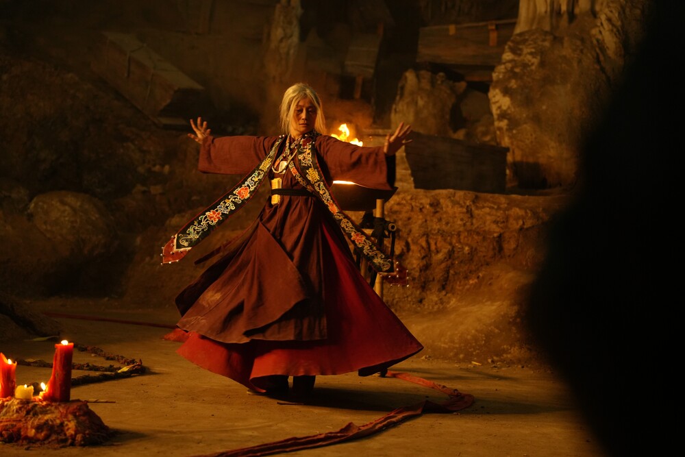 Kiều Minh Tuấn bị treo ngược, NSƯT Hạnh Thuý tụt huyết áp, sao nhí Thái Lan áp lực vì nói tiếng Việt trong phim "Phí Phông" - 2