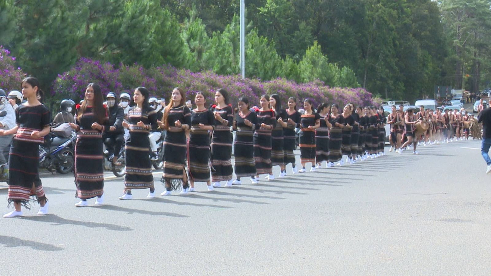 chuoi su kien van hoa – du lich chao mung gio to hung vuong va 30/4 o mang den - 1