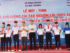  - Cần Thơ trao 30 suất học bổng tại lễ mít tinh thả giống tái tạo nguồn lợi thủy sản