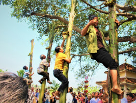  - Rộn ràng lễ hội Đình làng Bồ Bản