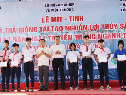  - Cần Thơ trao 30 suất học bổng tại lễ mít tinh thả giống tái tạo nguồn lợi thủy sản