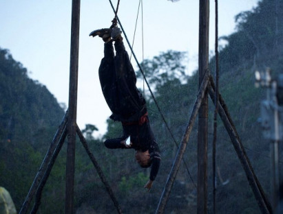 Kiều Minh Tuấn bị treo ngược, NSƯT Hạnh Thuý tụt huyết áp, sao nhí Thái Lan áp lực vì nói tiếng Việt trong phim 