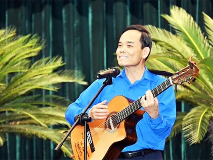 Bí thư Thành ủy TPHCM Trần Lưu Quang đàn hát với cán bộ đoàn