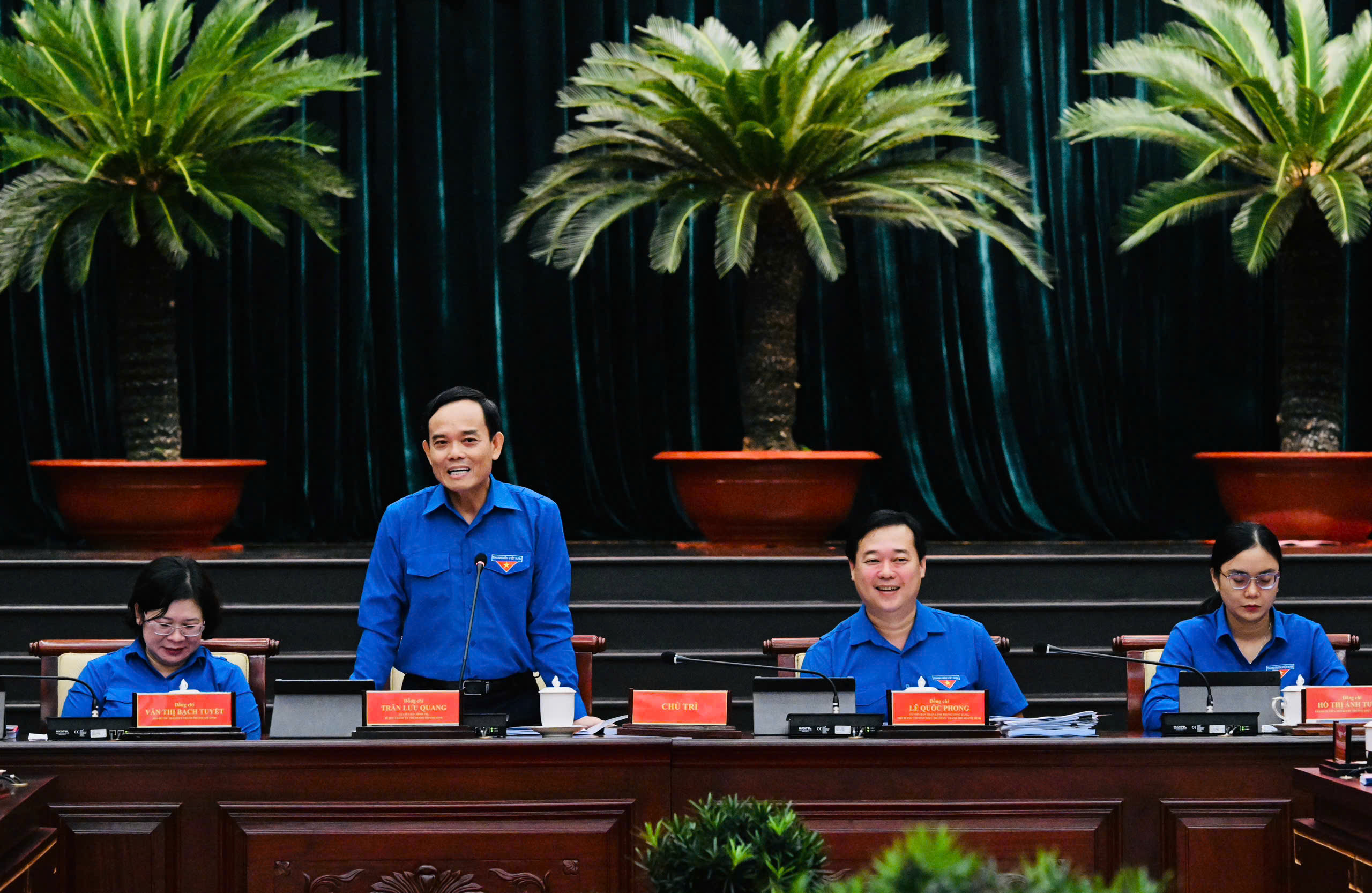 Bí thư Thành ủy TPHCM Trần Lưu Quang đàn hát với cán bộ đoàn - 1