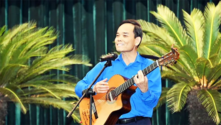 Bí thư Thành ủy TPHCM Trần Lưu Quang đàn hát với cán bộ đoàn - 2