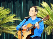 Bí thư Thành ủy TPHCM Trần Lưu Quang đàn hát với cán bộ đoàn