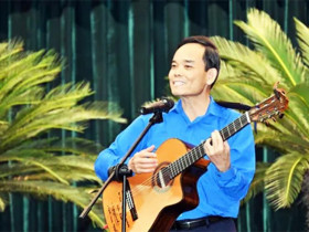  - Bí thư Thành ủy TPHCM Trần Lưu Quang đàn hát với cán bộ đoàn