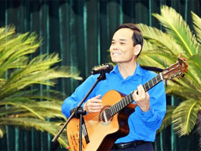  - Bí thư Thành ủy TPHCM Trần Lưu Quang đàn hát với cán bộ đoàn