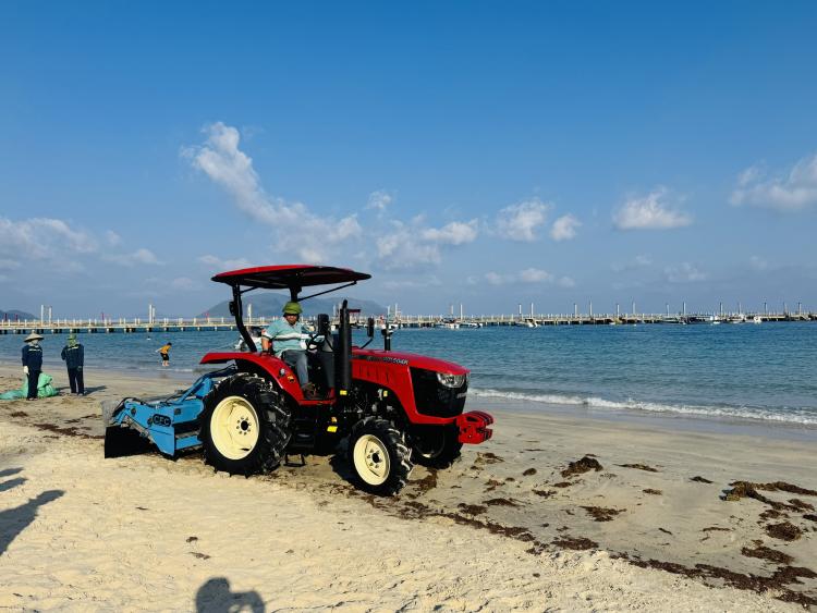Bãi biển Côn Đảo được làm sạch bằng máy sàng cát công suất lớn
